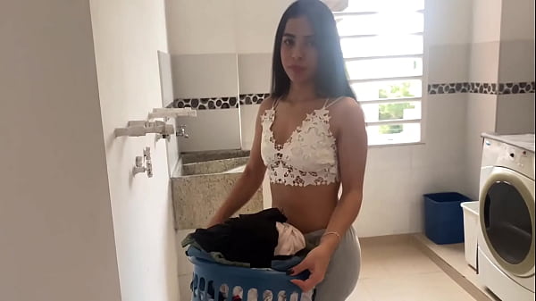 Una joven fue sorprendida en la lavadora. No pudo soportar el coño apretado y se corrió rápidamente.
