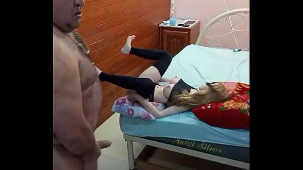 NOVINHA ESTAVA ESCORRENDO DE TANTO TEZAO MUINTO SEXO