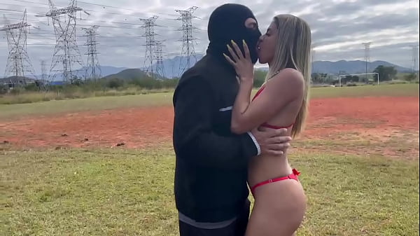 CASADA BATENDO UM BOLÃO NO CAMPO PELADA DANDO O CUZINHO E PELADINHA NO CAMPO DE FUTEBOL