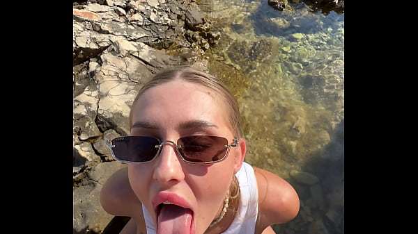 I suddenly wanted to give my boyfriend a risky blowjob on the beach.