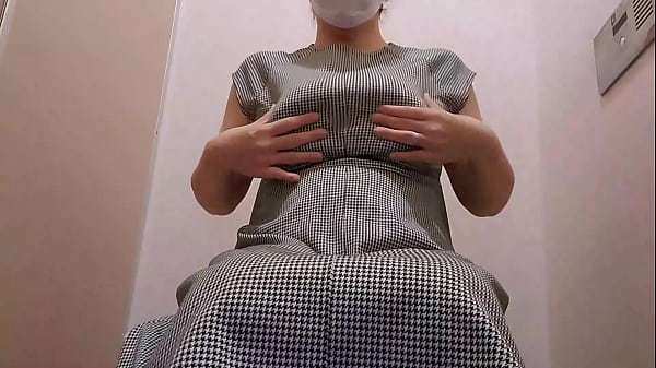 お店のトイレでオナニーする人妻