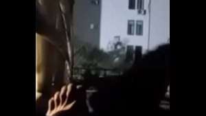 Mamando la verga del vecino en la via pública.