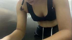 Se graba en baño publico  18