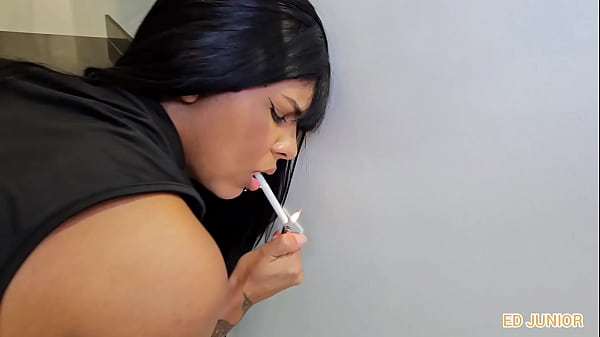 FUMANDO E FUDENDO SEM CAMISINHA COM UMA EBONY NOVINHA(COMPLETO NO RED E NO SHEER)