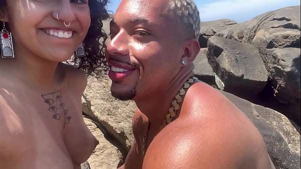 Novinha casada de 18 anos dando pro seu amante na praia da Barra da tijuca