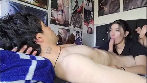 ¡Chica universitaria me Mama la verga después de clase y me corro en su boca!