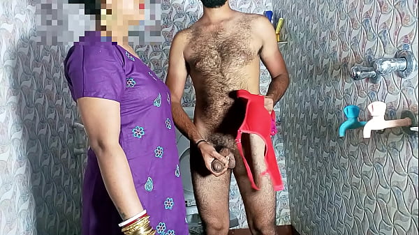 सौतेली माँ ने बाथरूम में ब्रा-पैंटी में लन्ड हिलाते पकड़ा फिर चूत चुदवा ली – पोर्न साफ हिंदी आवाज में