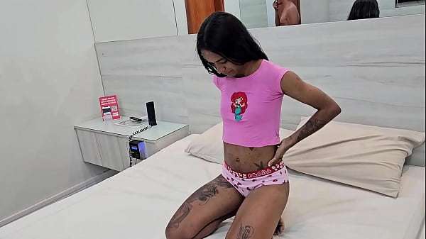 Novinha pequenininha deu ate o cu pro padrinho e pro amigo dele antes de ganhar leite dos dois