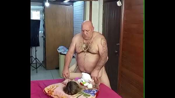 NOVINHA QUE GOSTA DE SE AVENTURAR COM HOMENS MADURO