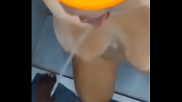 Usei minha esposa como privada de macho e mijando nela sem dó