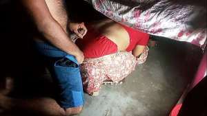 पलंग के नीचे फसी हुयी आंटी को जबरदस्त पेला ! साफ हिंदी आवाज मे अश्लील