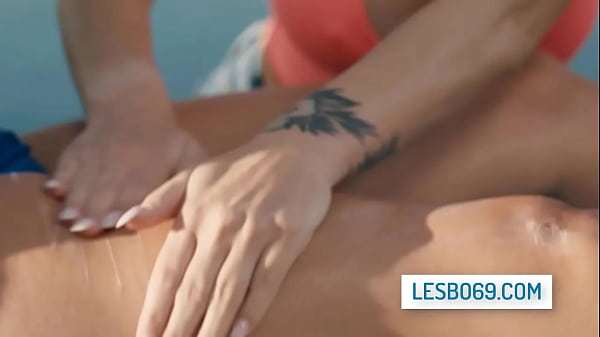 Sunbathed And Sunbaited – Kenzie Taylor, Desiree Dulce