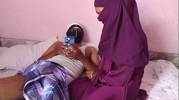 मुस्लिम आपी ने अपने सौतेले भाई को मोबाइल में पोर्न देखते हुए पकड़ा फिर अपनी चूत चुदाई