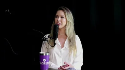 Está fazendo bastante sexo anal, gozou, tem um vibrador que a faz ter squirting sozinha, e o seu conteúdo com um cadeirante… – Milena Moreau (SHEER/RED)