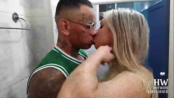 Casada puta evangelica chama eletricista para arrumar o chuveiro e fode com ele no banheiro com o corno manso em casa.