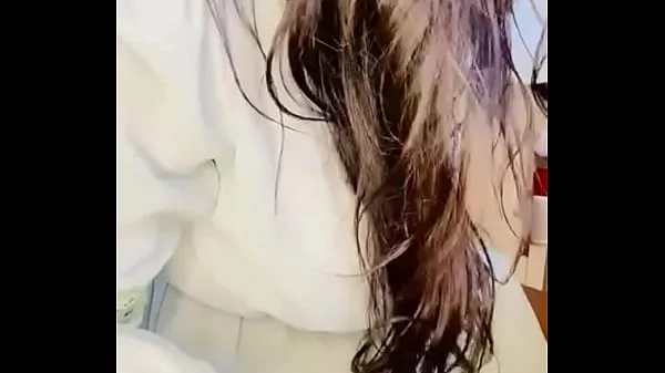 Corno do meu marido assistindo eu experimentar meus bikinis novos, ficou cheio de tesão e começou a bater punheta até encher meus peitos de porra