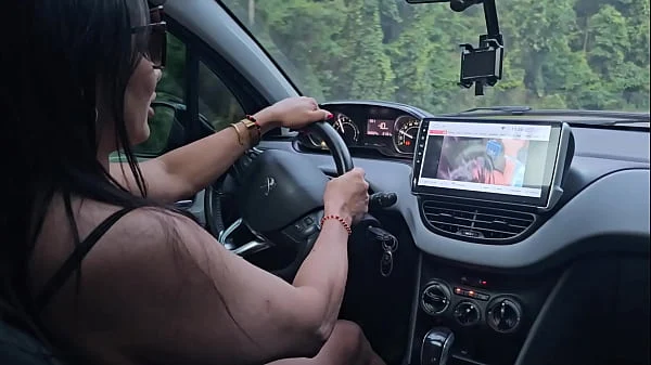 Dirigindo assistindo filme porno