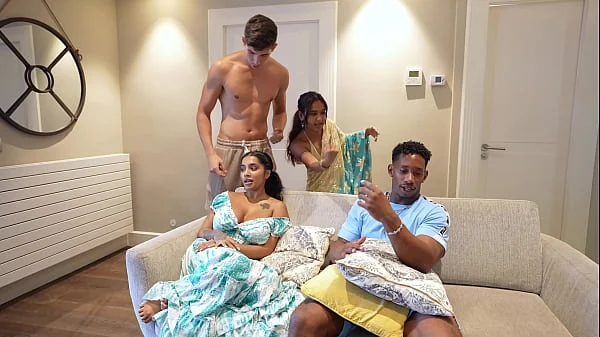 DOS AMIGAS INDIAS SE TURNAN A SUS MARIDOS CUARTETO INTERRACIAL- MIA Z- YASMINA KHAN