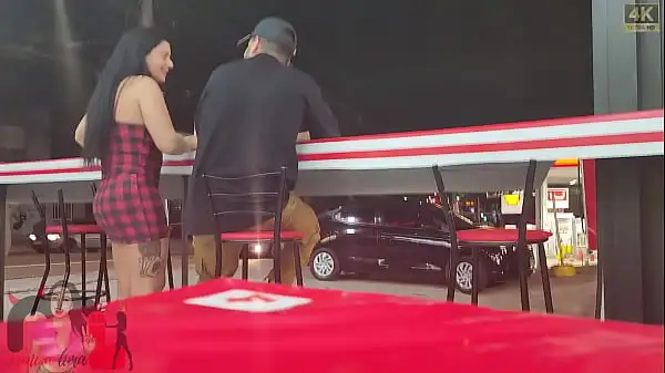 Fui na pastelaria apenas comer um pastal claro mas não esperava ser reconhecida por um safado que não parava de me olhar, cheguei juntoe fomos foder no carro.