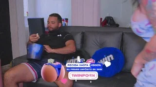 Le da una erección mientras ve una pelicula con su hermanastra jenifer play