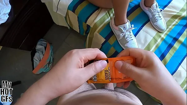 Me quité el condón y la prostituta recibe todo el semen dentro.