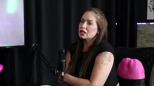 Os filhos não concordaram mas entenderam, então começou em uma plataforma pornô, e seu fetiche foi fazer com uma transsexual, e sente prazer com sexo anal – Francis Simas (SHEER/RED)