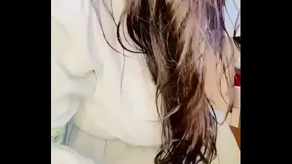 Corno do meu marido assistindo eu experimentar meus bikinis novos, ficou cheio de tesão e começou a bater punheta até encher meus peitos de porra