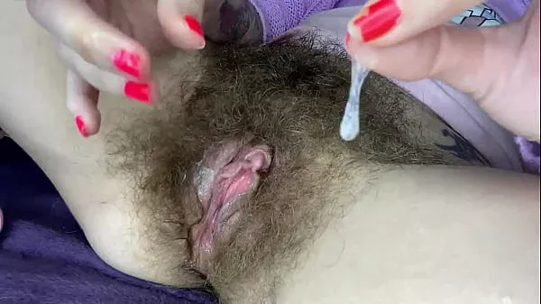 Супер мокрый оргазм и игра с слюной крупным планом, волосатая киска, большой клитор, трение, мастурбация