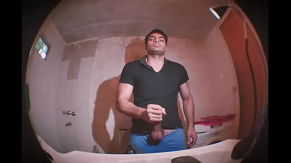 Masturbacion en el Baño – Camara mirando hacia arriba – Porno Argentina – Pene Grande – acabada como si te acabara en la cara – Grabado con lente ojo de pez