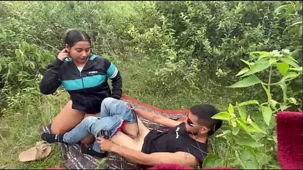 Un paseo por el bosque terminó con un polvo repentino y muy caliente – porno español