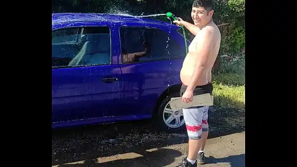 2 gorditos chilenos  ricos lavando auto (no evitarás correrte)