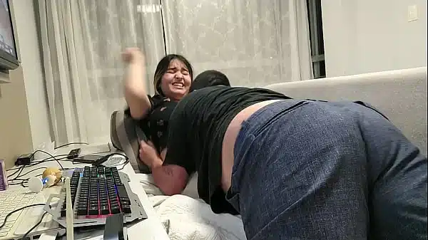 A NINFETINHA NOVINHA ADORA SODOMIZAR O VELHINHO