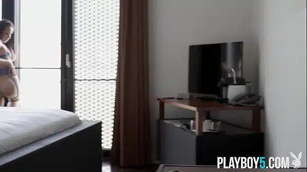 Bubble butt Asian MILF Tia HH likes to show it in sexy lingerie