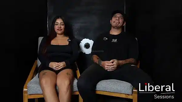 CHICA TATUADA DE GRANDES TETAS ES COGIDA EN GLORY HOLE FRENTE A SU CORNUDO