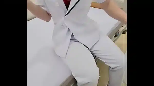 Chịch em sinh viên y năm 2 khi đi thực tập