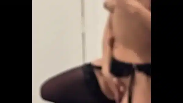 Corno assistindo futebol, enquanto a esposa fode com amigo em casa