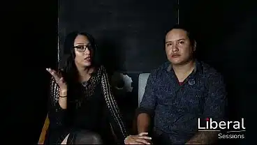 Cornudo ayuda a su Hotwife a mamar verga de desconocido en un gloryhole