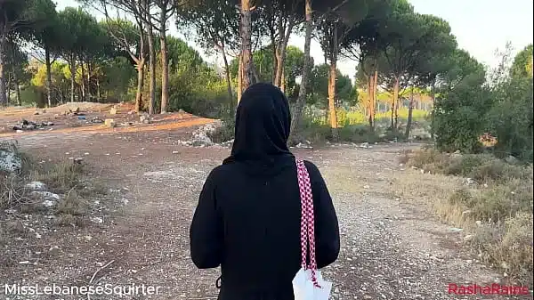 قحبة لبنانية تفرك كسها بالطبيعة وتركب زب صناعي ملون