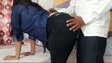 हॉट फीमेल बॉस ने होटल में अपनी XXX चूत की संतुष्टि के लिए नए कर्मचारी को बहकाया, देसी हिंदी ऑडियो सेक्स