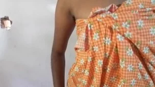ලංකාවේ කෙල්ලගෙ කුක්කු ආතල් sri lankan girl boobs fun