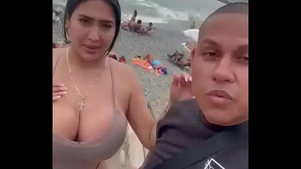 EN LA PLAYA CON LA CULONA