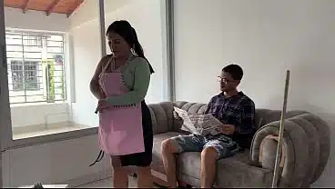 Follando duro a la puta de la sirvienta de la casa, mientras mi esposa sale de compras, termino dándole toda mi jugosa leche en su apretado y grande culo.