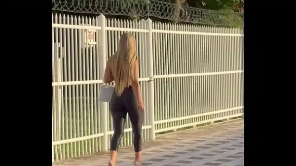 LOIRA MOSTRA SUAS CURVAS NA RUA