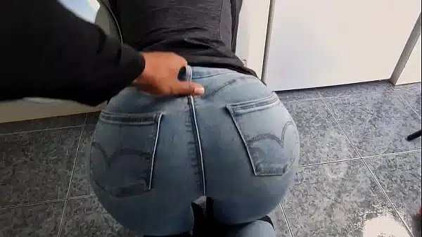 Me follo a mi Hermanastra atrapada en la lavadora y me corro en su culo