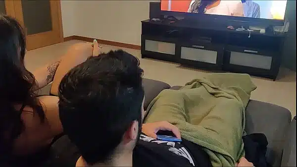 mi hermanastra me atrapó masturbándome y viendo porno, así que me hizo una mamada