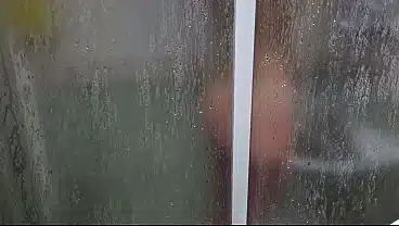 Mi mejor amiga me pilló masturbándome mientras se duchada y terminamos follando duro gran corrida en su coño estrecho