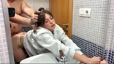 Mi padrastro quiere follarme en el baño mientras nuestros amigos celebran nuevo año en el salon, es muy divertido tener sexo con un hombre gordo mayor