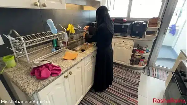 MissLebaneseSquirter – خادمة لبنانية شرموطة بتلعب بطيزها وكسها وتفوت جزر وباذنجان من أجل فلوس