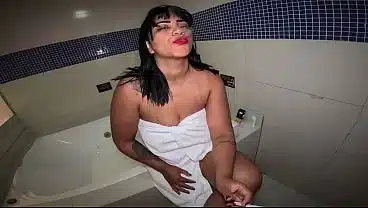 Safada no Motel: Punheta na Banheira e Fumaça na Boca