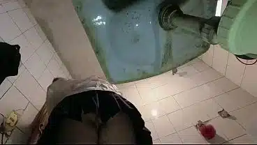 señor pervertido se mete al baño cuando me estaba quitando el uniforme de la escuela, Me gusta sentirme observada